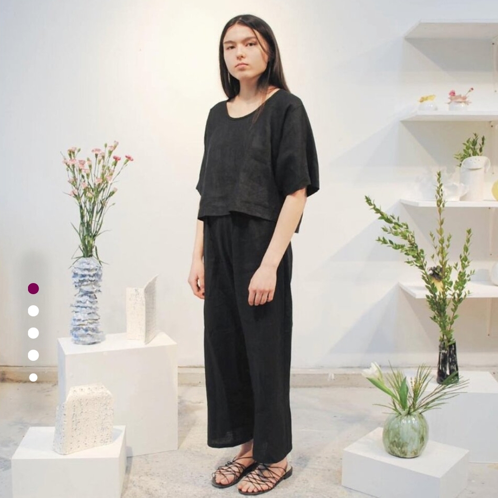 Lloyd loose-fitting black cropped top.
